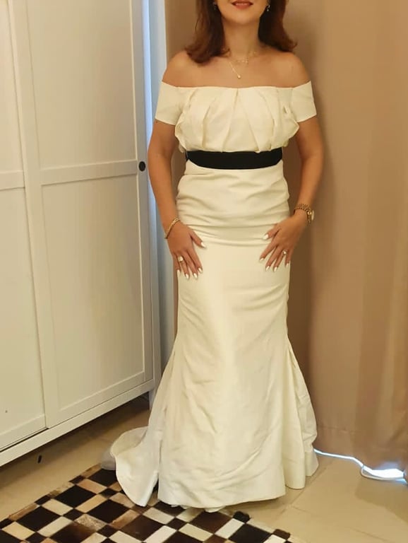 Vera Wang — Vintage Vera Wang Wedding Dress (Size 38, Good)