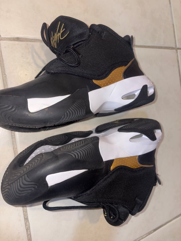 Nike — Nike air Jordan kids size 38.5 looks brand new (Size 38.5, Like new)