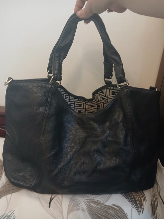 Guy Laroche — Guy Laroche Black Leather Shoulder Bag (Size One Size, Good)