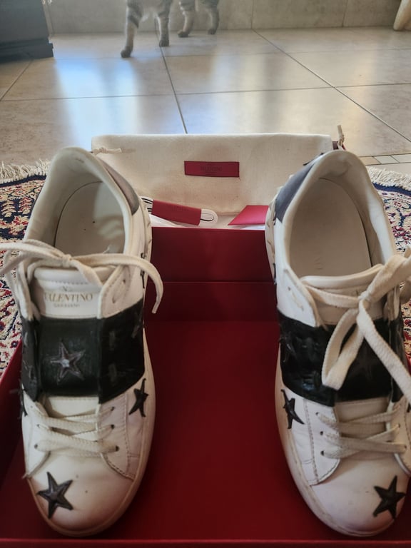 Valentino — Valentino Garavani White & Black Star Studded Sneakers (Size EU 37, Good)
