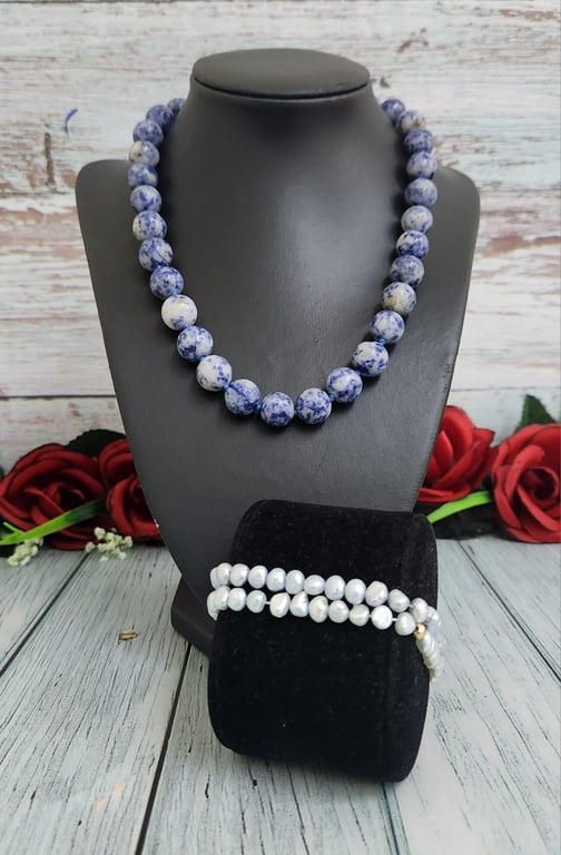Hajmaal — vintage  marbled glass bead necklace with pearl bracelets (Size One Size, Like new)