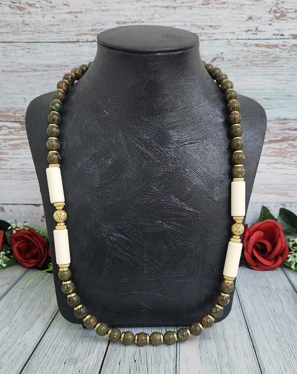 Hajmaal — vintage  Napier  1980s /1990s  bead and goldtone nklce (Size One Size, Like new)