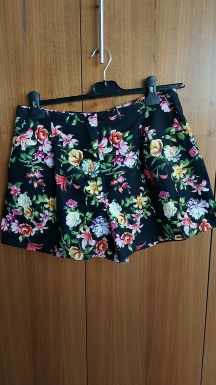 Zara — Zara - printed shorts (Size L, Good)