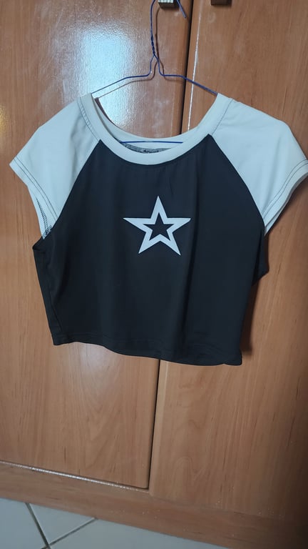 Shein — Shein Black & White Star Print Cropped Top (Size XL, Like new)