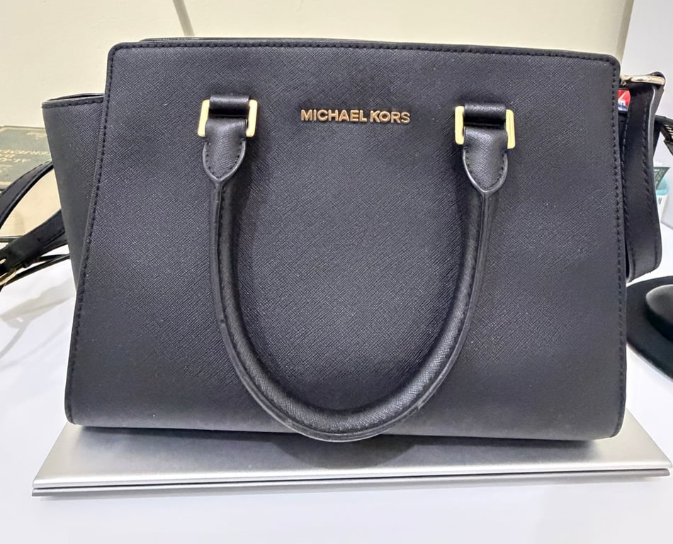 Michael Kors — Michael kors black bag (Size Medium, Good)