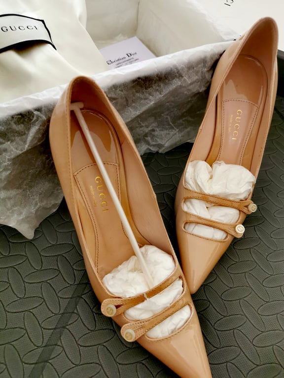 Gucci — Gucci Aneta Double Strap Pointed Toe Pumps (Size 35.5, Like new)