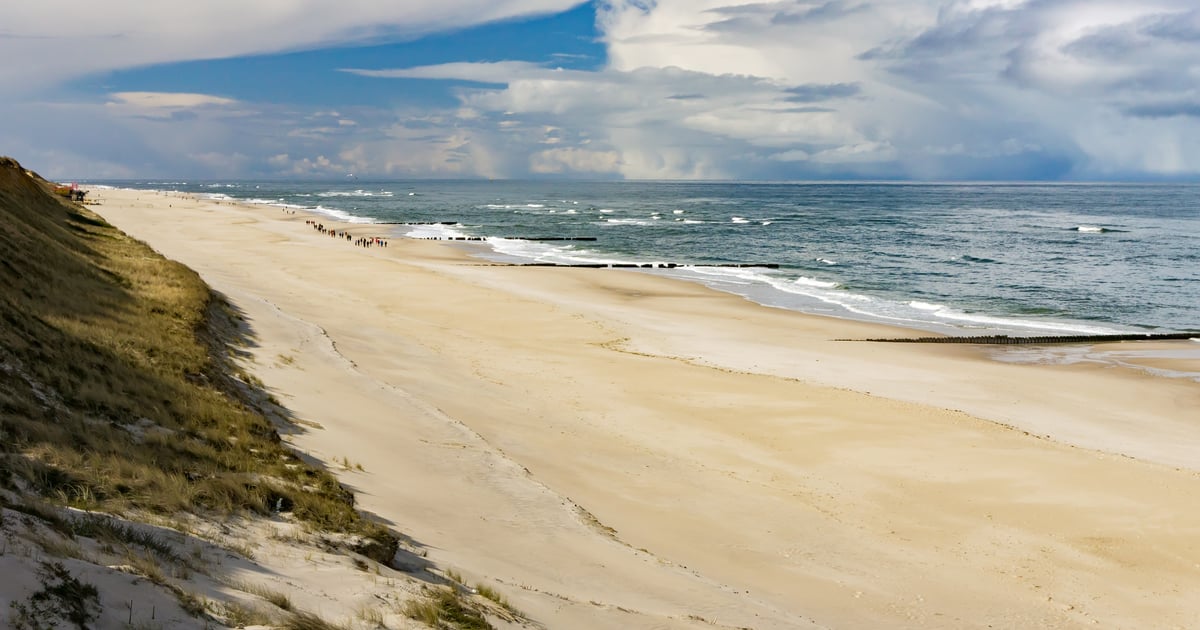 Kampen Kitesurfing Sylt with Beach Chairs in the sand with stony mountain in the background