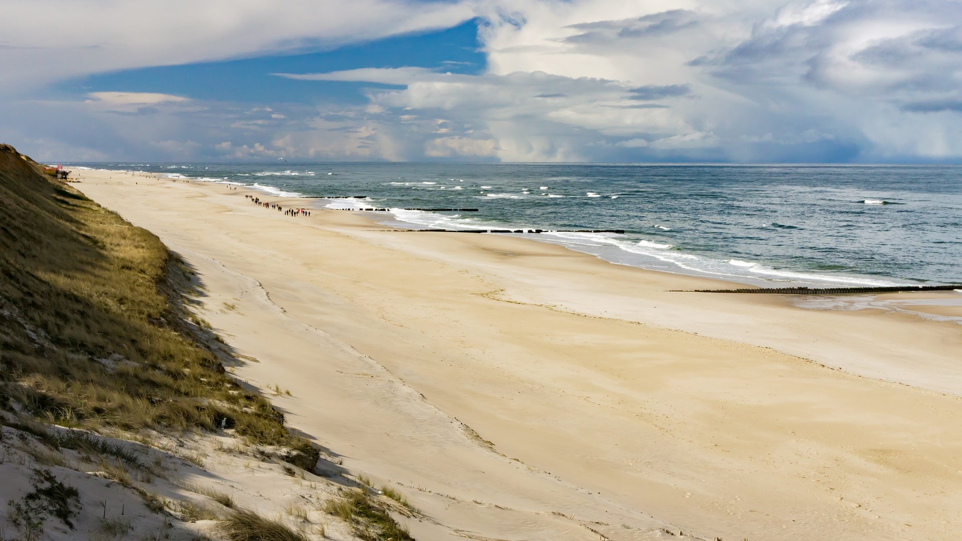 Kampen Kiteboarding Spot in Sylt with gusty north sea nearby