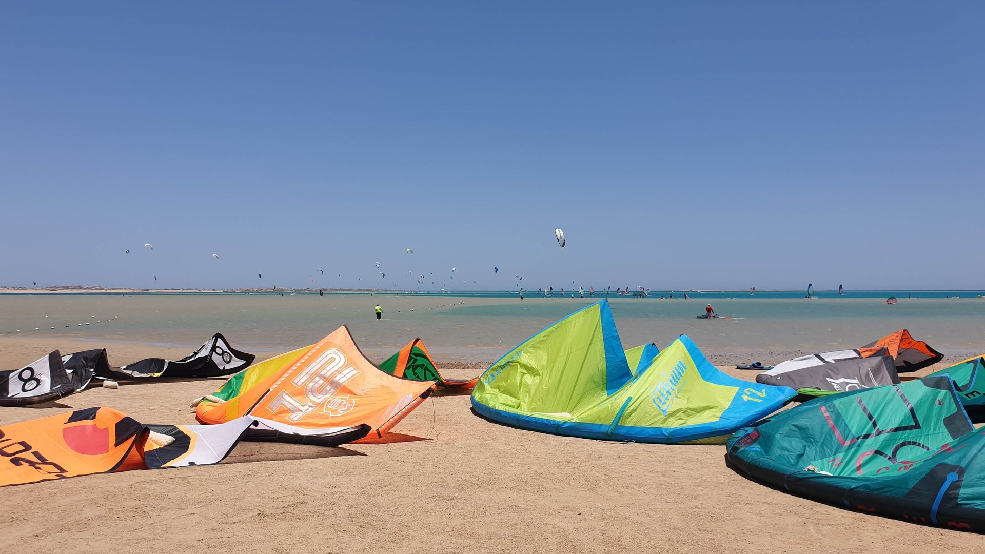Another boring pictures of big kites in the sand because there is no wind