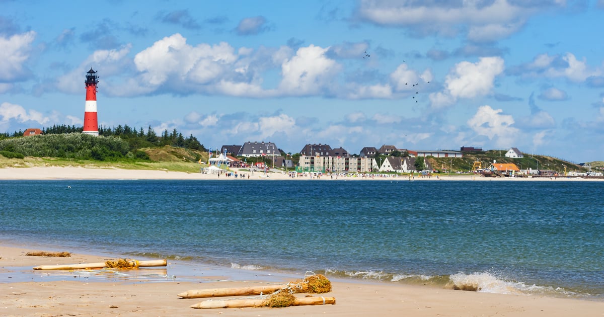 Hoernum Kitesurfing in Sylt with houses, beach and lighttower in the background