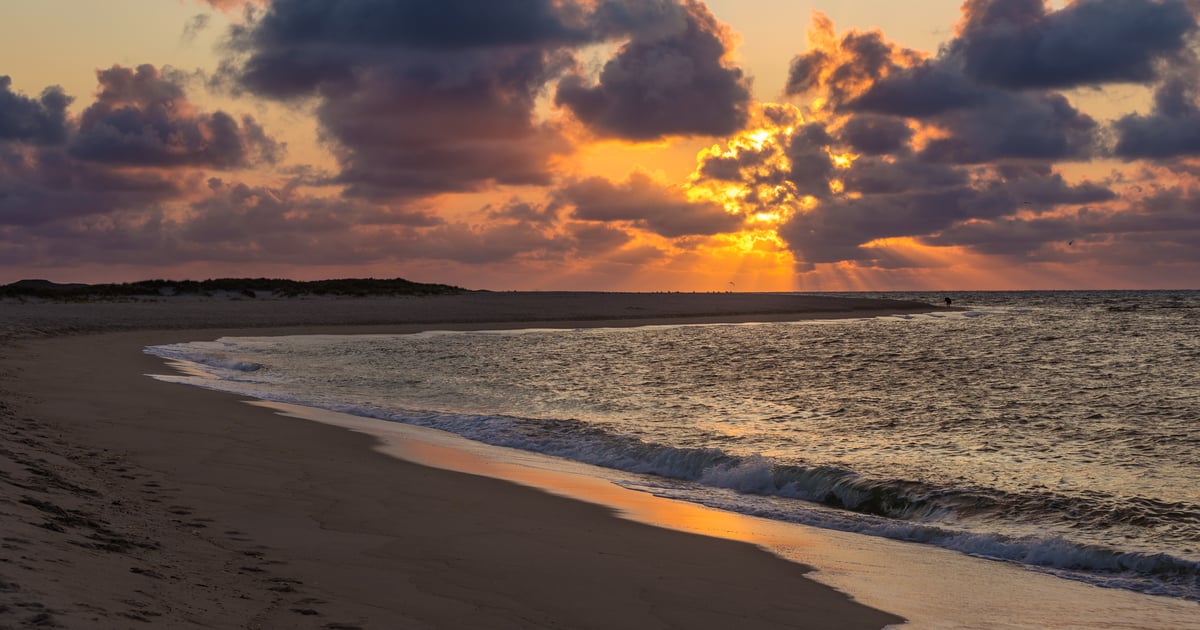 Ellenbogen Kitesurfing Sylt in Germany scenic beach with clouds and sun shining through