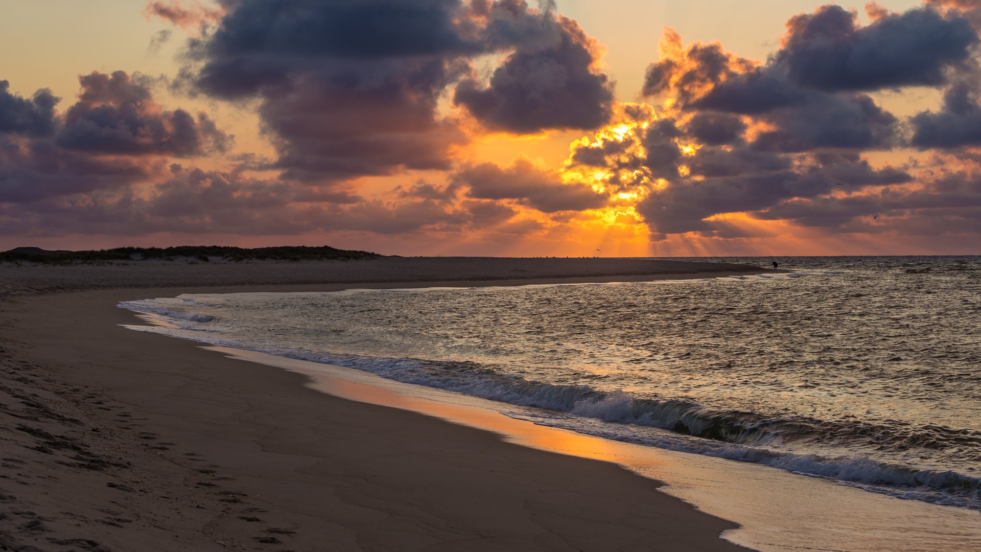 Ellenbogen Kitesurfing Sylt in Germany scenic beach with clouds and sun shining through