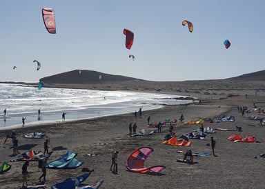 Playa El Medano Kitesurf Spot in Tenerife view from sideshore with a dozen of kitesurfers in the water