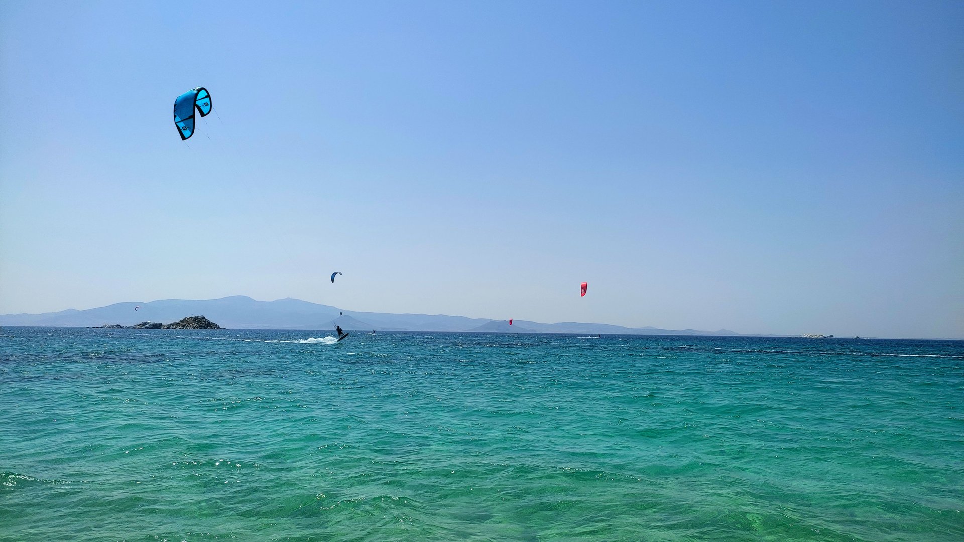 View from Mikri Viglia Beach to ocean with kites in the air