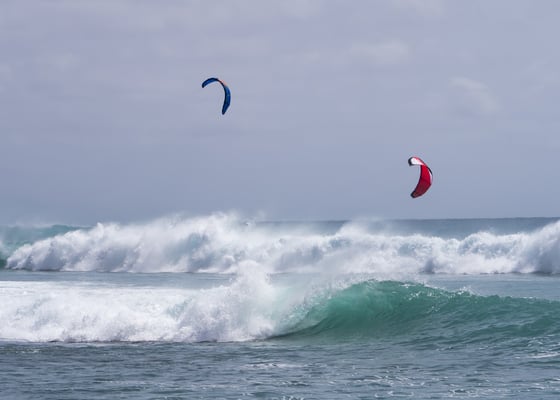 2 kites in the breaking waves at Ponta Sino