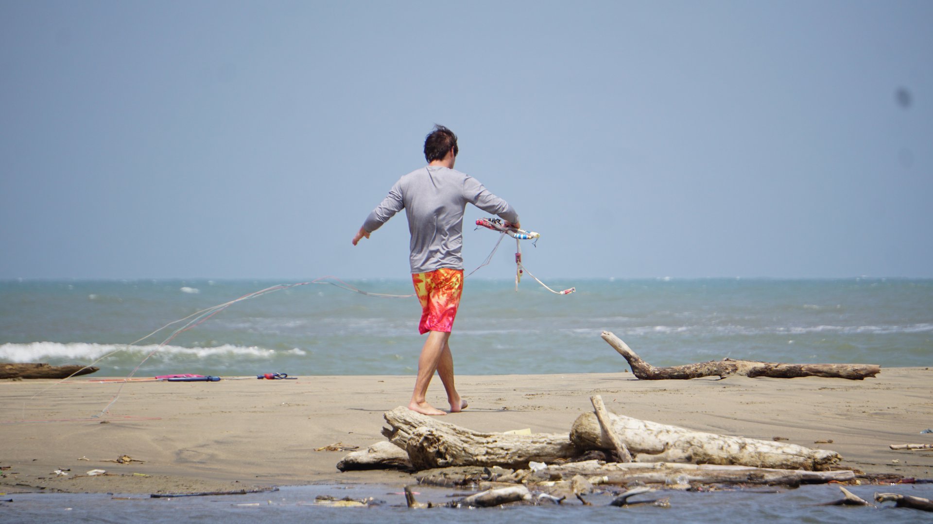 Kiter getting his lines ready to kitesurf in Santa Veronica