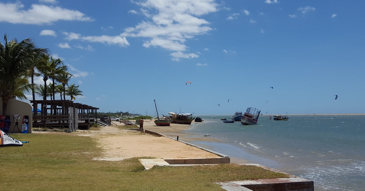 Ilha do Guajiru Lagoon filled with kiters. People getting ready for a session.