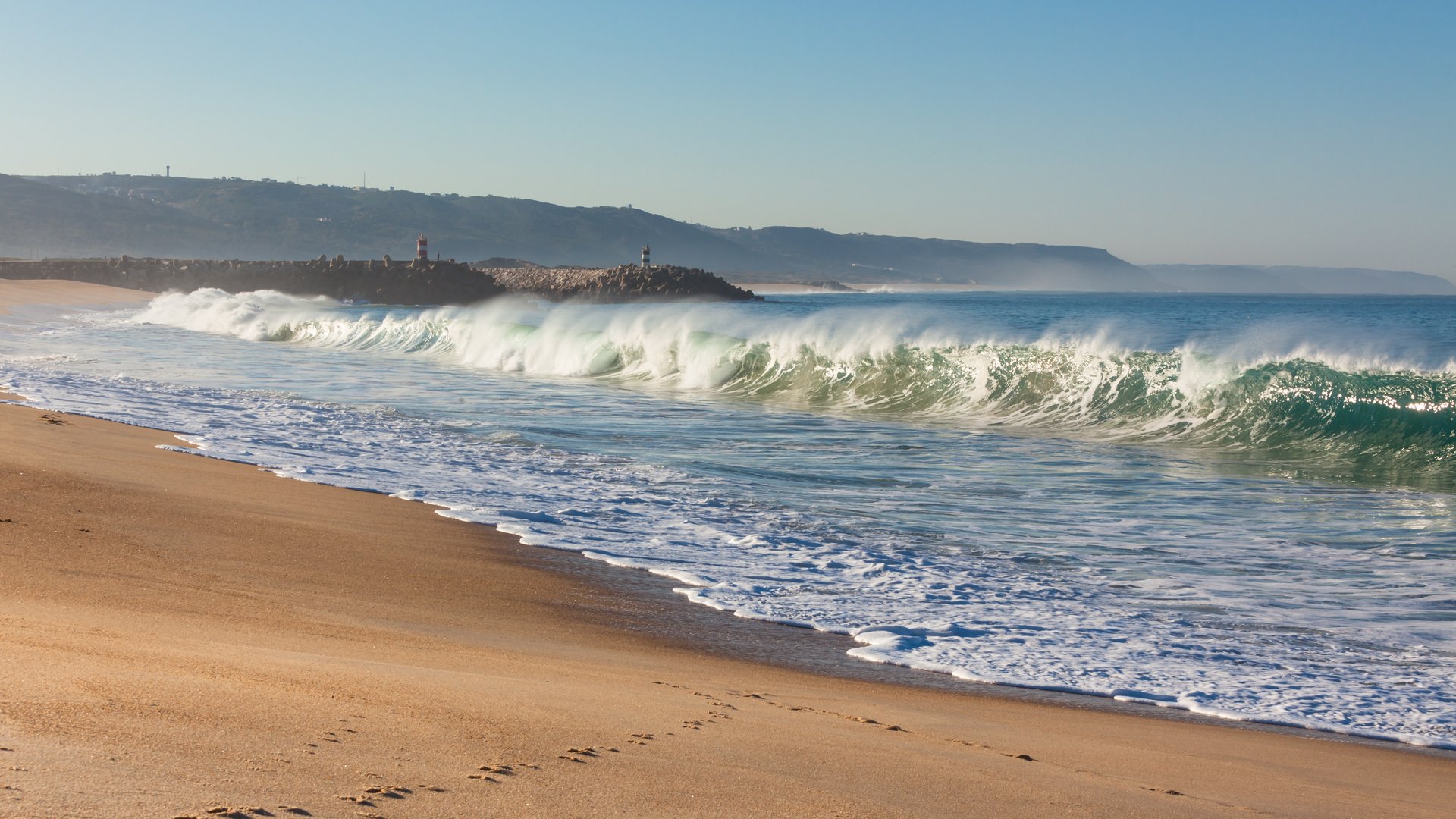 Long and sandy beach at nazaré kitespot portugal