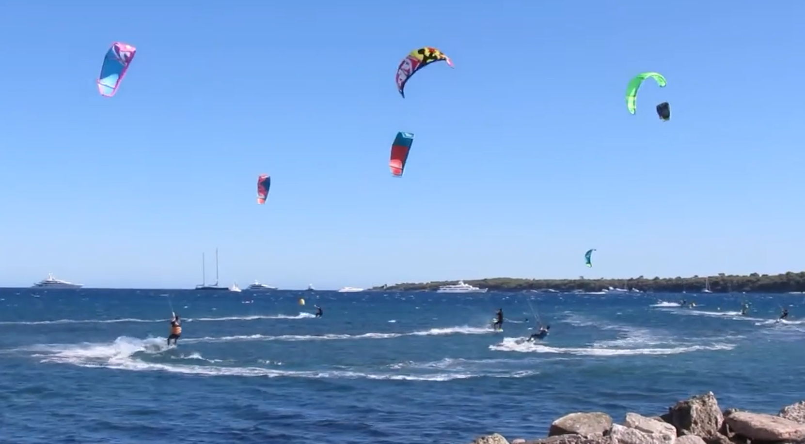 People kitesurfing in palm beach Cannes September