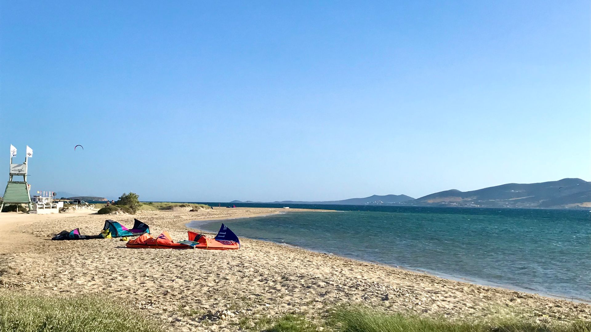 Paralia Pounta Kitesurfing in Greece four kites laying in the sand at the calm ocean