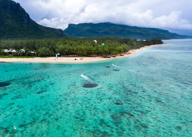 Beautiful turquoise water at Le Morne kitespot