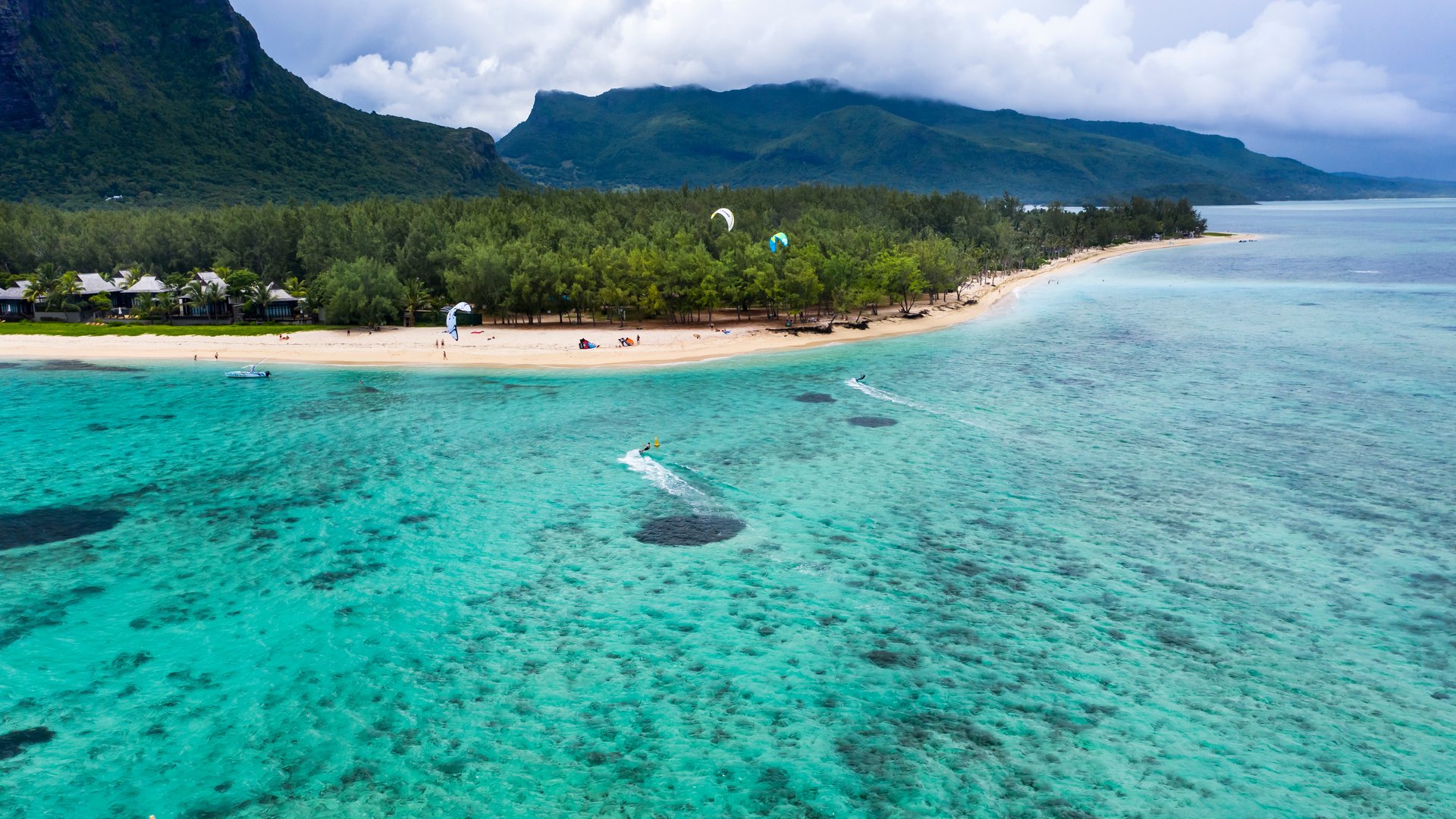 Beautiful turquoise water at Le Morne kitespot