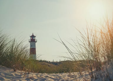 Wenningstedt Kitesurf Spot Sylt in Germany high grass with beach and lighthouse in background