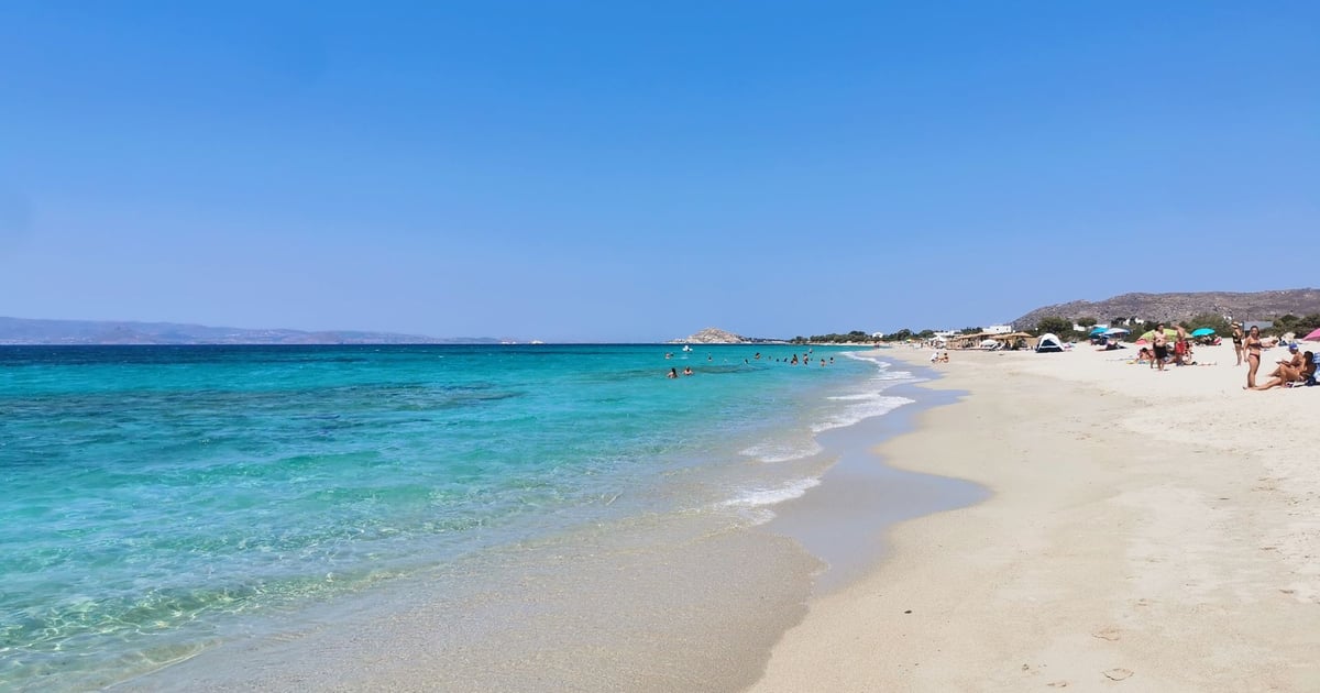 Paralia Kastraki Kitsurfing Spot in Greece white sand and a long beach without any kitesurfer on the water no a sunny calm day