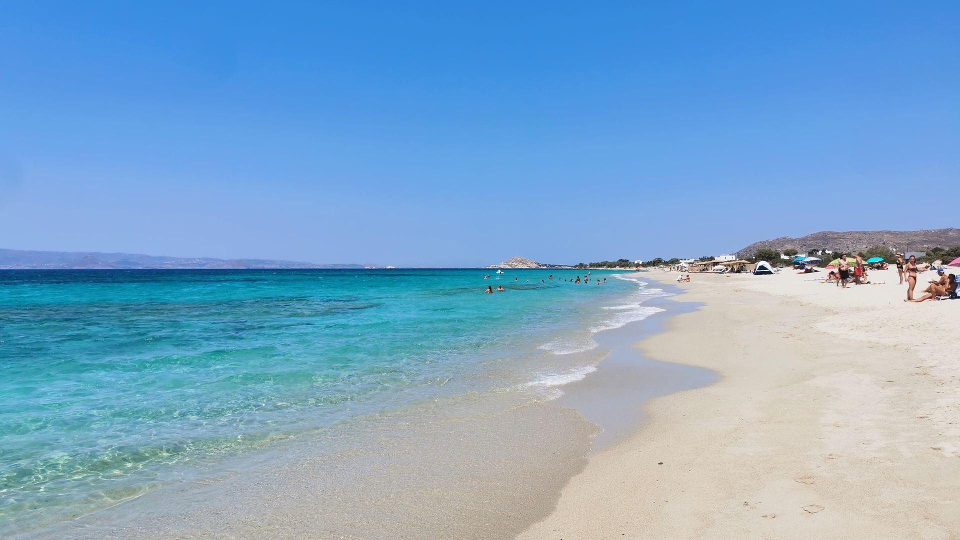 Paralia Kastraki Kitsurfing Spot in Greece white sand and a long beach without any kitesurfer on the water no a sunny calm day