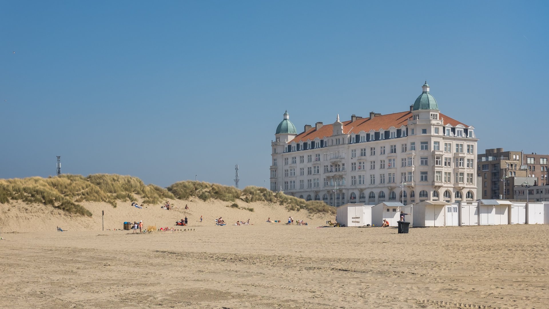 Zeebrugge Kiteboarding Belgium single white building at the large beach