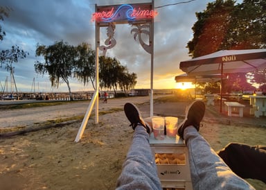 Dude hanging in Windyard Bar in Breitenbrunn enjoying after session beers