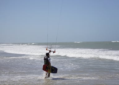 Kiter getting ready for session in Praia do Prea
