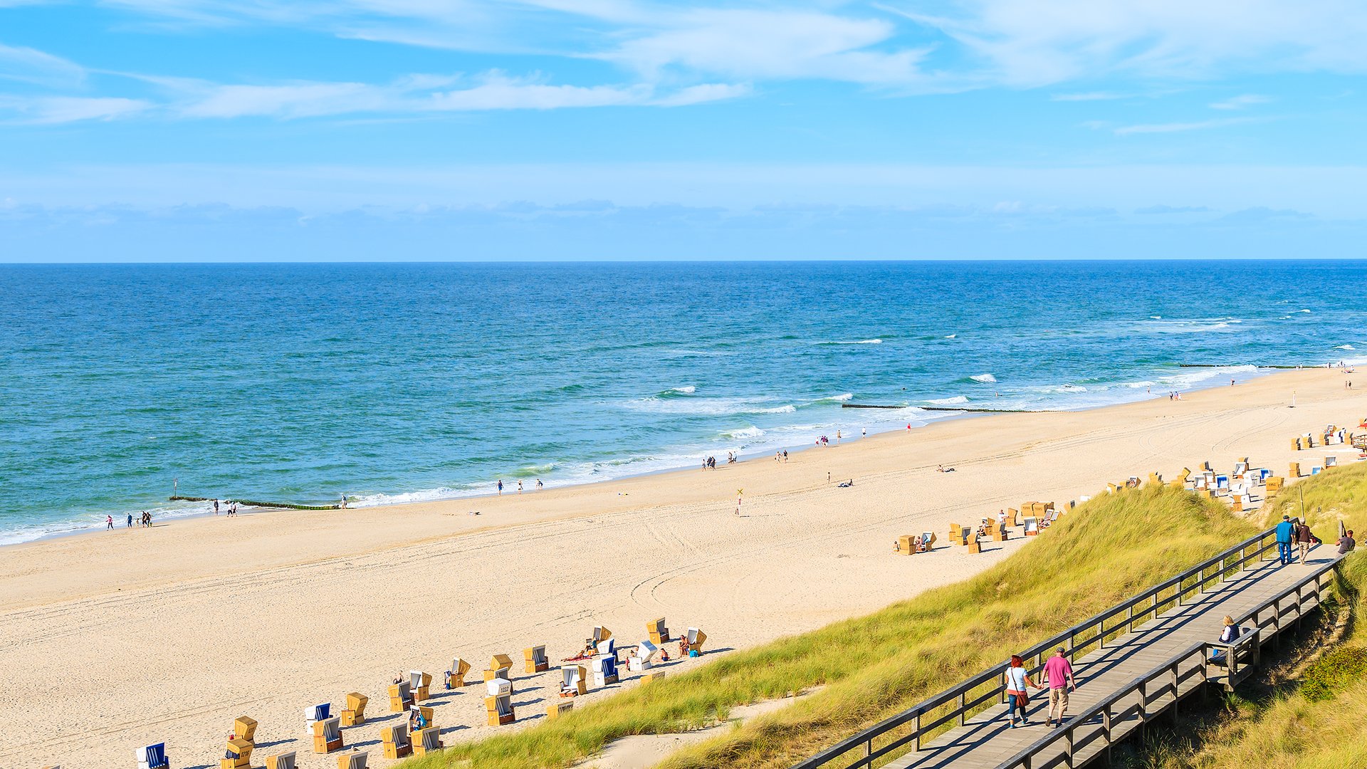 Westerland Kiteboarding Spot in Sylt view from a hill on the beach with beach baskets