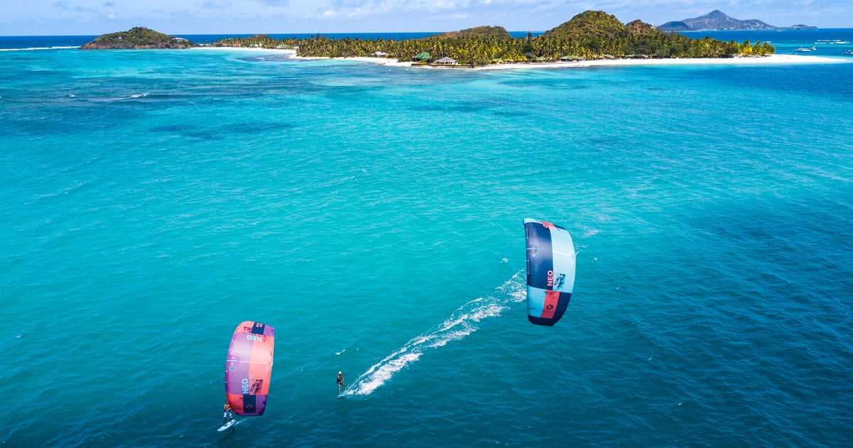 2 kitesurfers having a kite session in front of Palm Island in Saint Vincent and the Grenadines