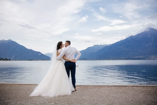 How to Start and Grow a Wedding Photography Business?