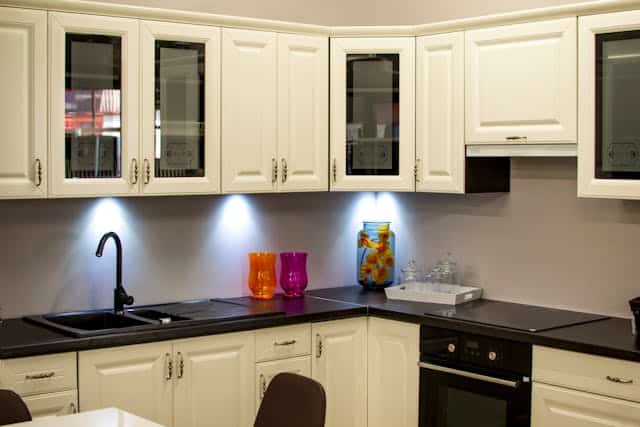 What are the Key Benefits of Selecting Kitchen Cabinets at Wholesale Prices? Exploring Cost-Effective Quality