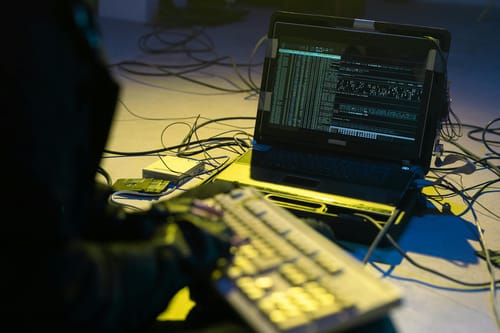 URL Expander Safety: Using HEAD Requests to Avoid Executing Malicious Code