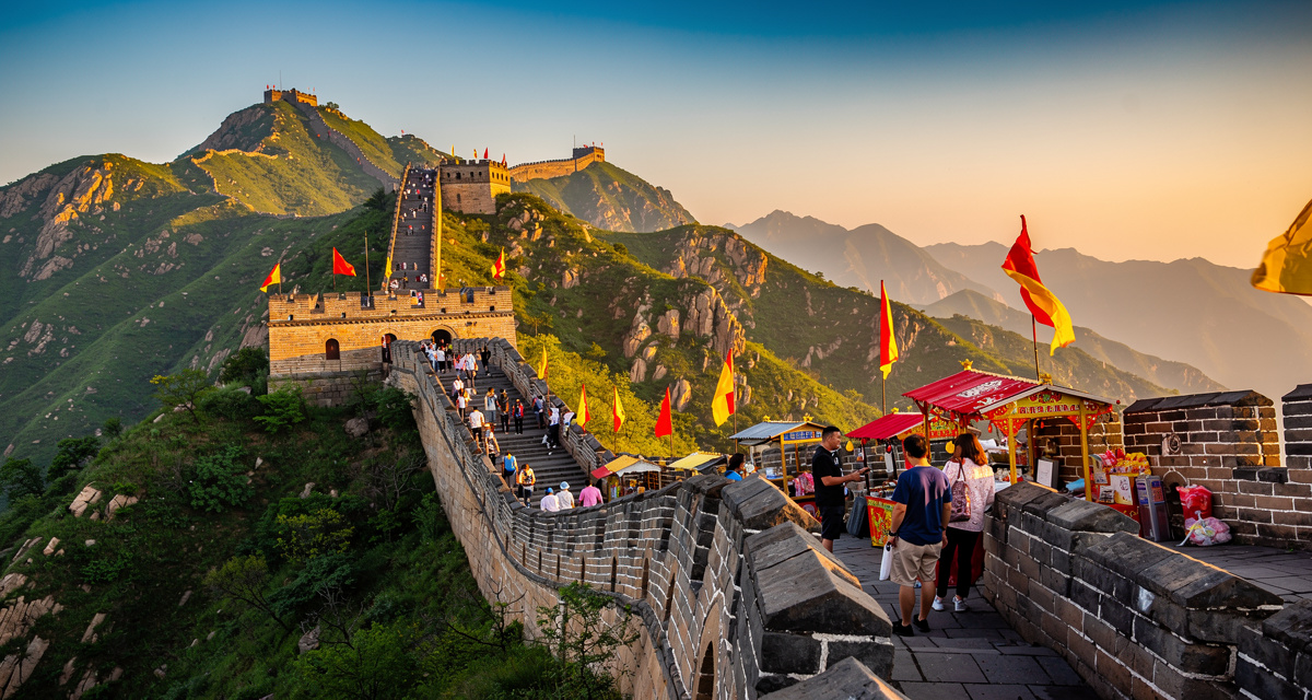 Chinesische Mauer und Pekings Skyline, die die internationale Ländervorwahl +86 für China darstellen