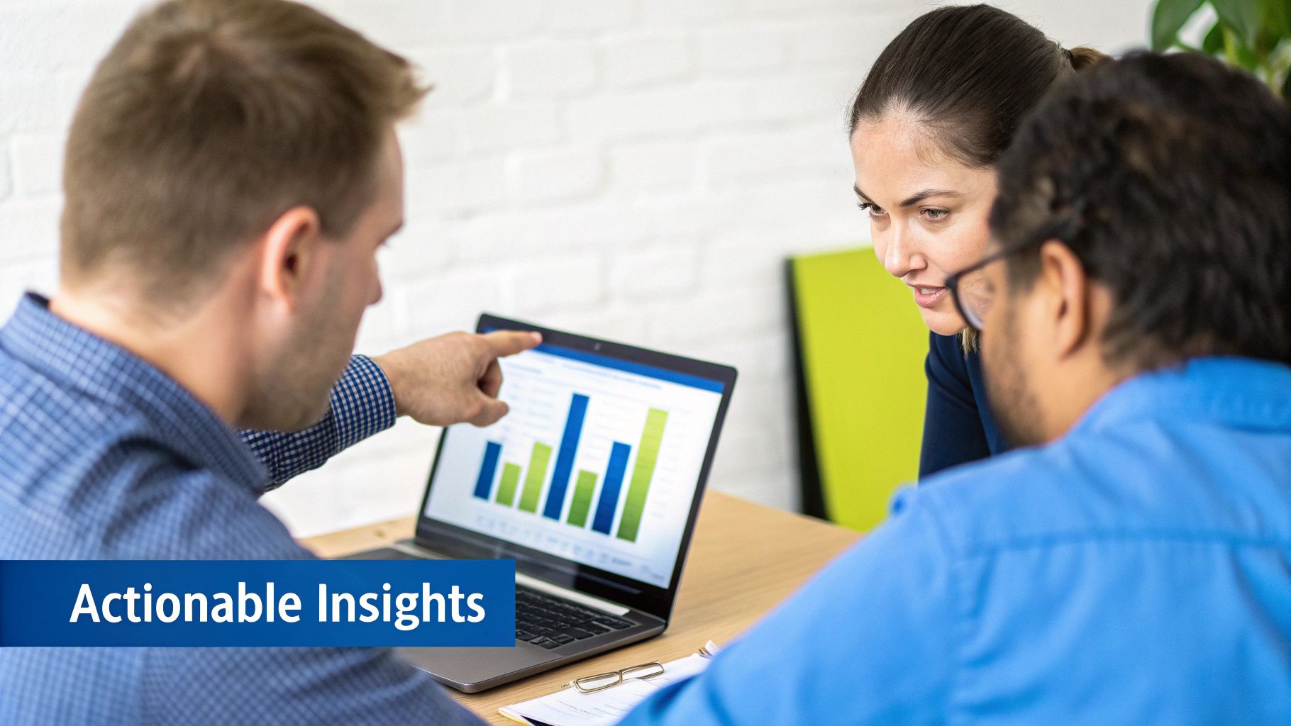 Trois professionnels divers analysant un graphique à barres sur un ordinateur portable, discutant d'insights actionnables.