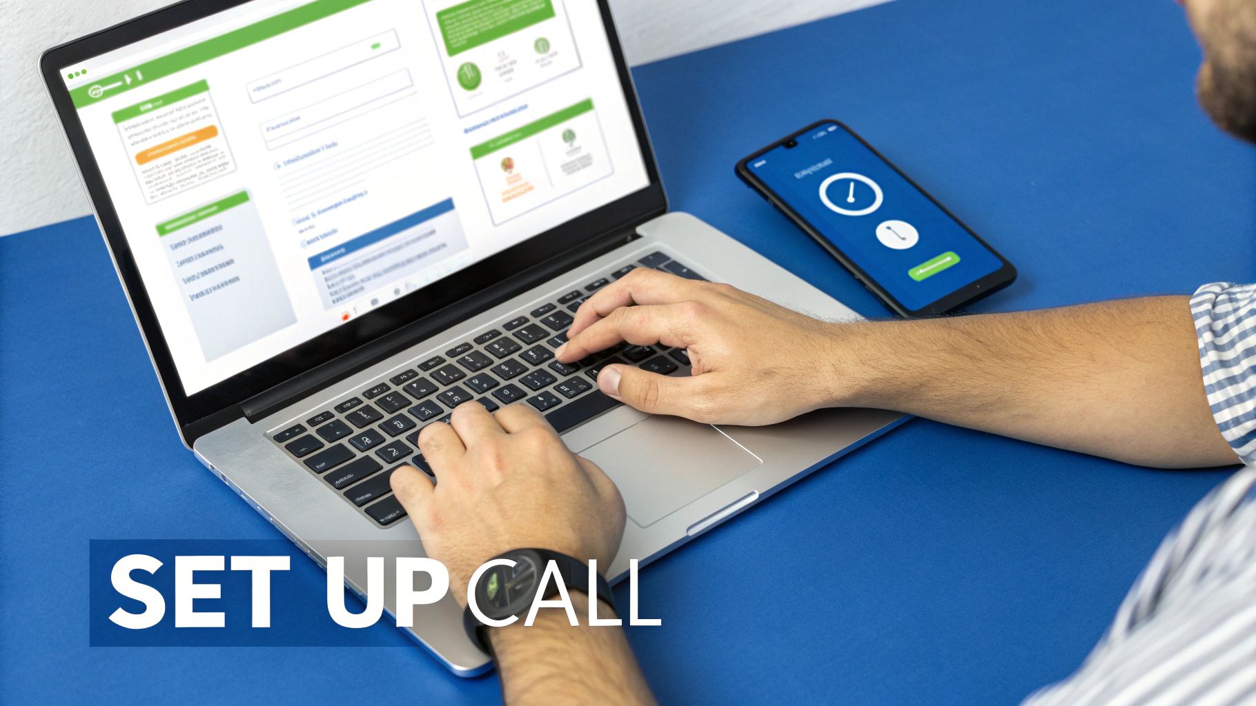 Person tippt auf Laptop und plant Anruf; Smartphone zeigt Zeitmanagement-App auf blauem Schreibtisch
