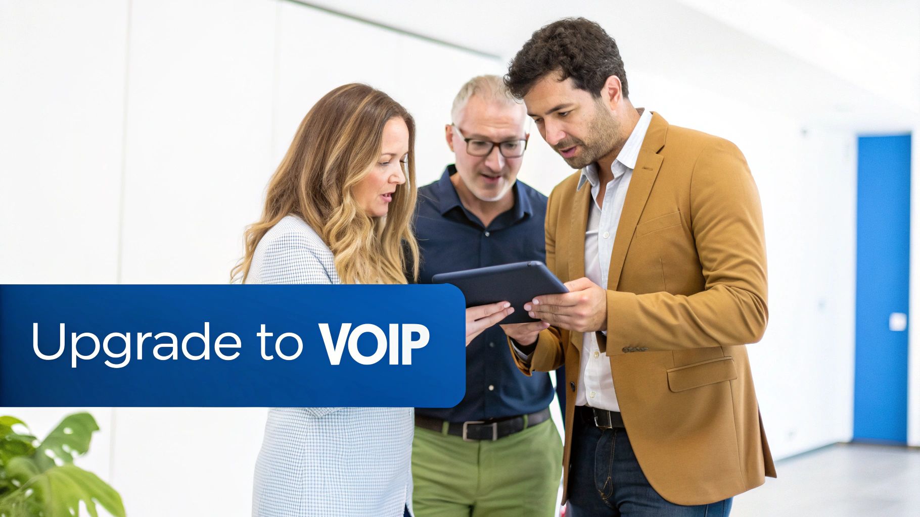 شخص يعمل على لابتوب وهو يرتدي سماعة، يوضح إعداد اتصالات عمل حديثة.