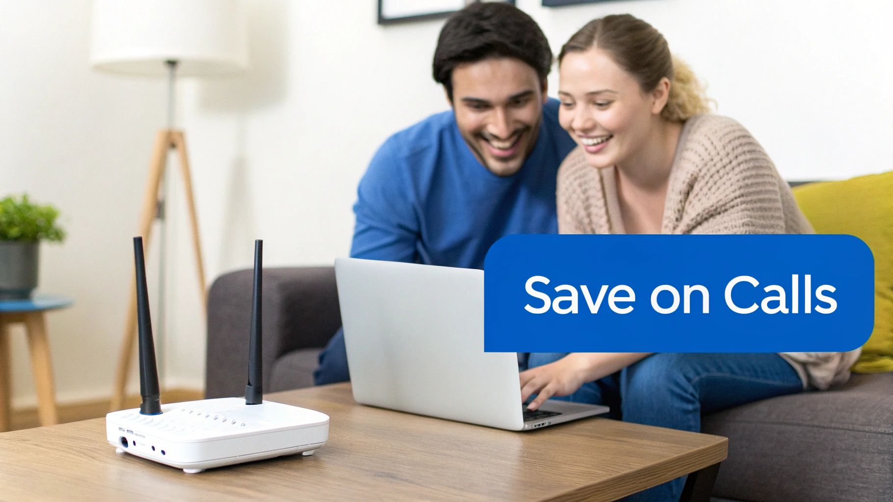 Person nutzt Taschenrechner, neben Telefon und Laptop – symbolisiert Kostenkontrolle bei Kommunikation.