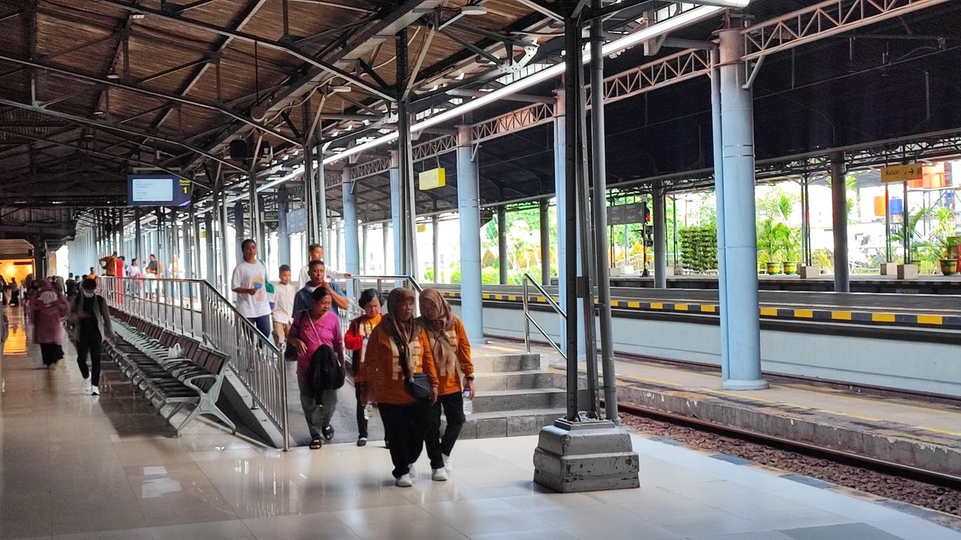 Suasana penumpang di Stasiun Solo Balapan
