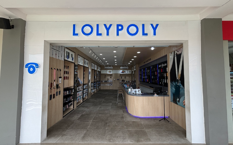 Outlet ini dirancang dalam konsep walk-in store (berbeda dengan booth), dengan fasad terbuka dan pencahayaan intens di dalam ruangan.