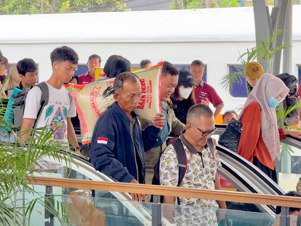 Suasana kedatangan pelanggan di Stasiun Pasarsenen, pada Senin (14/7).