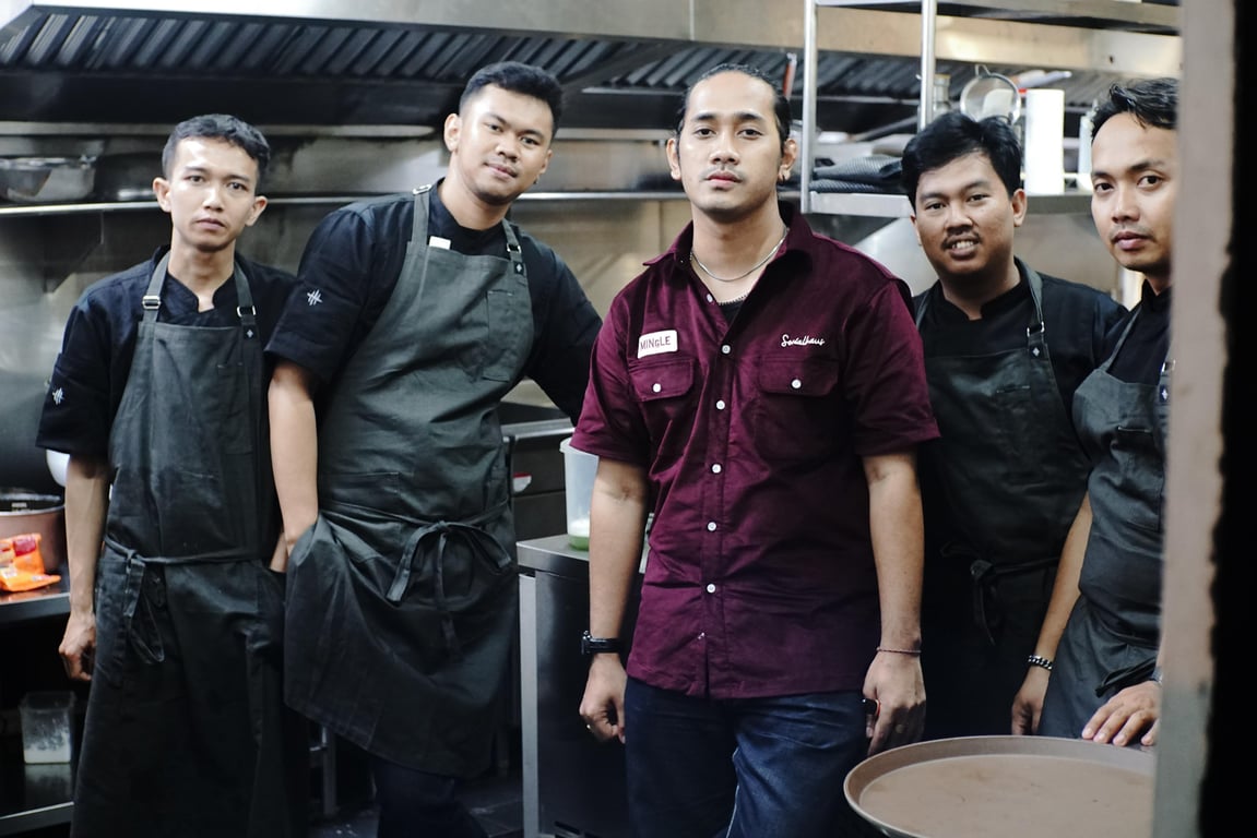 Chef Fahmi bersama tim Mingle Socialhaus, kreator di balik sajian fusion Thailand-Indonesia yang menggugah selera.