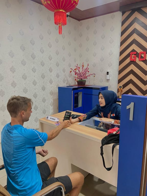 Foto : Customer Service KAI sedang memberikan penjelasan dengan salah satu wisatawan asing yang 