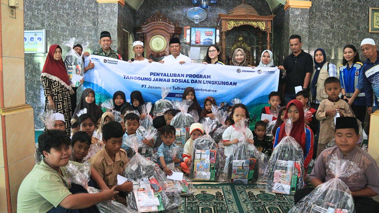 Penyerahan Santunan Anak Yatim oleh Kantor Pusat JMTM