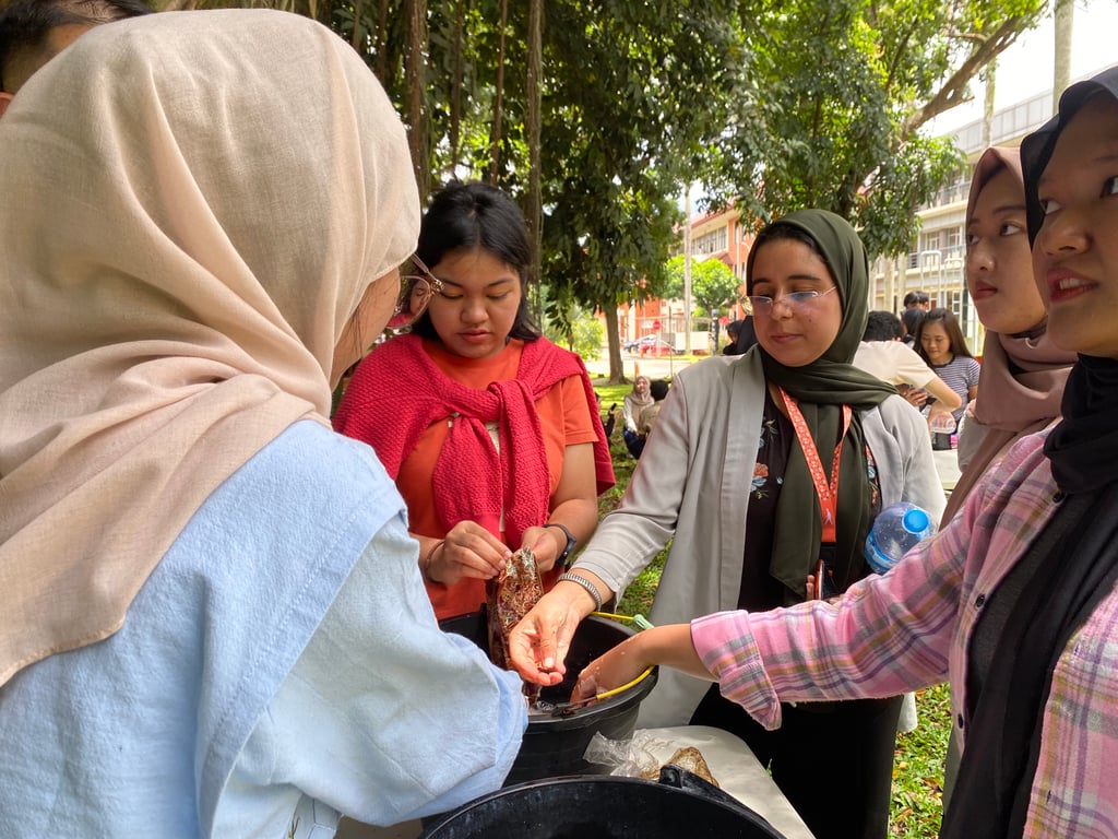 Booth Mengubah Buah Lerak Menjadi Sabun di Universitas Indonesia (Sumber: Dok. WateryNation Alira Alura)