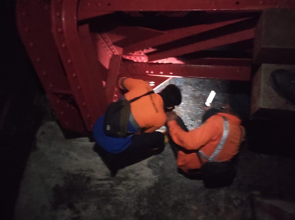 Petugas KAI Daop 1 Jakarta melakukan pemeriksaan terhadap struktur bangunan hidmat (jembatan) jalur KA setelah gempa 4,9 SR mengguncang pada Rabu (20/8) malam.